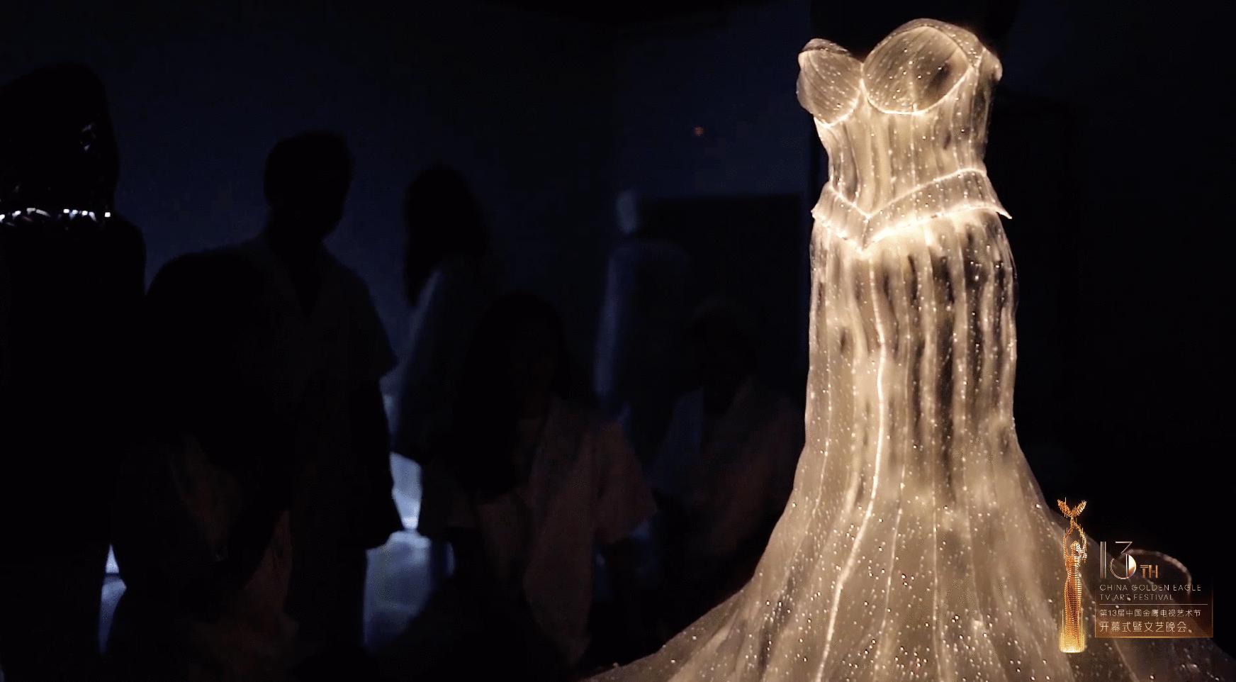 它叫金光羽衣！幕后团队揭秘：金鹰女神史上第一件会发光的战袍？