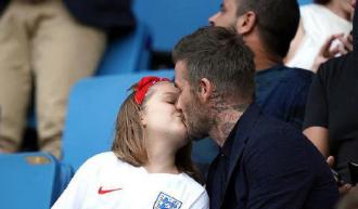 贝克汉姆维多利亚亲吻照,大卫贝克汉姆亲吻丽贝卡图片