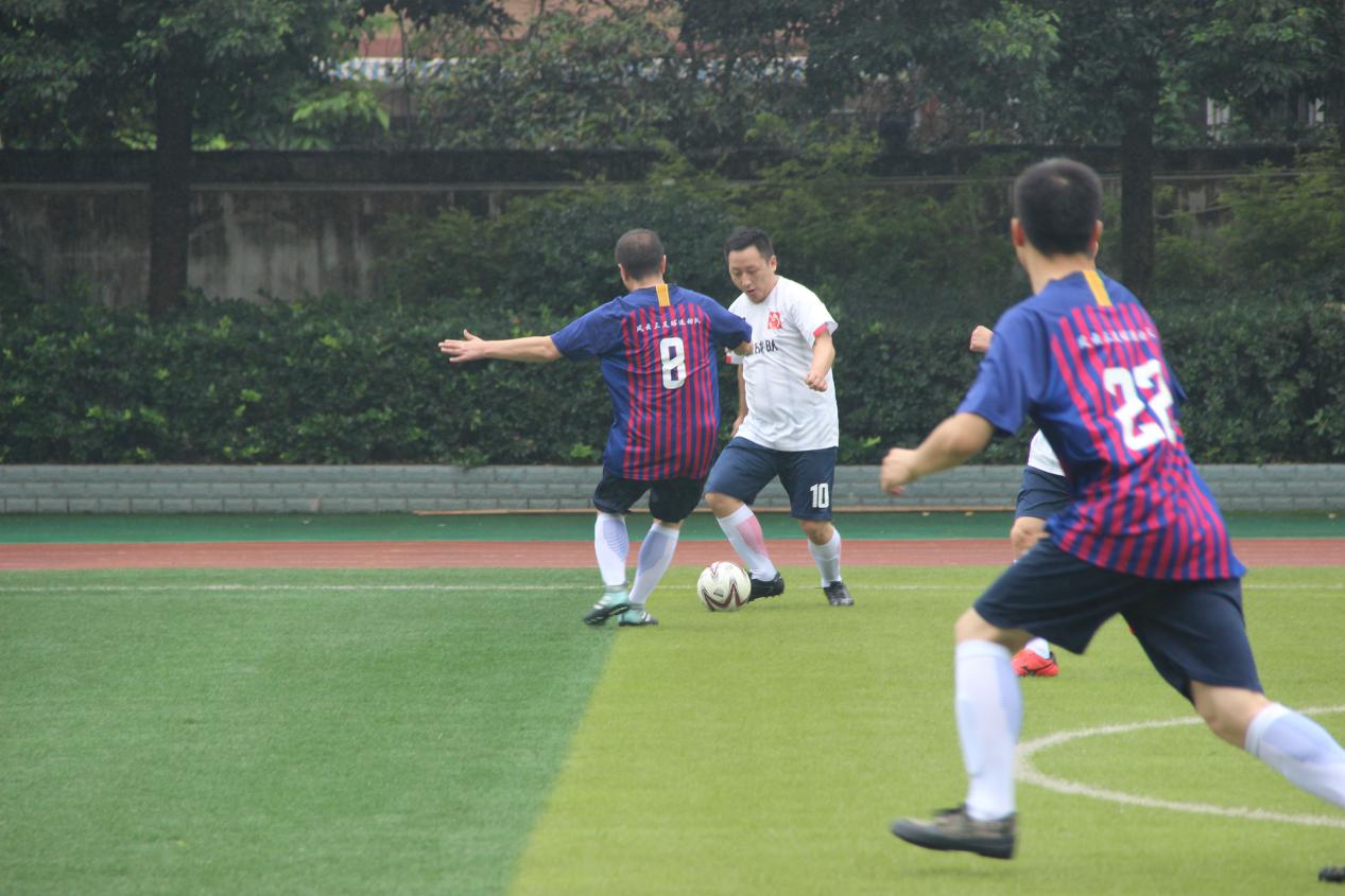 真正的足球精神让人热血沸腾,无畏风雨乘风破浪