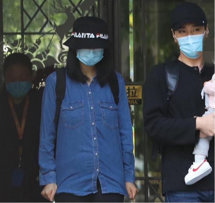 赵又廷抱娃出街,赵又廷高圆圆抱着林更新