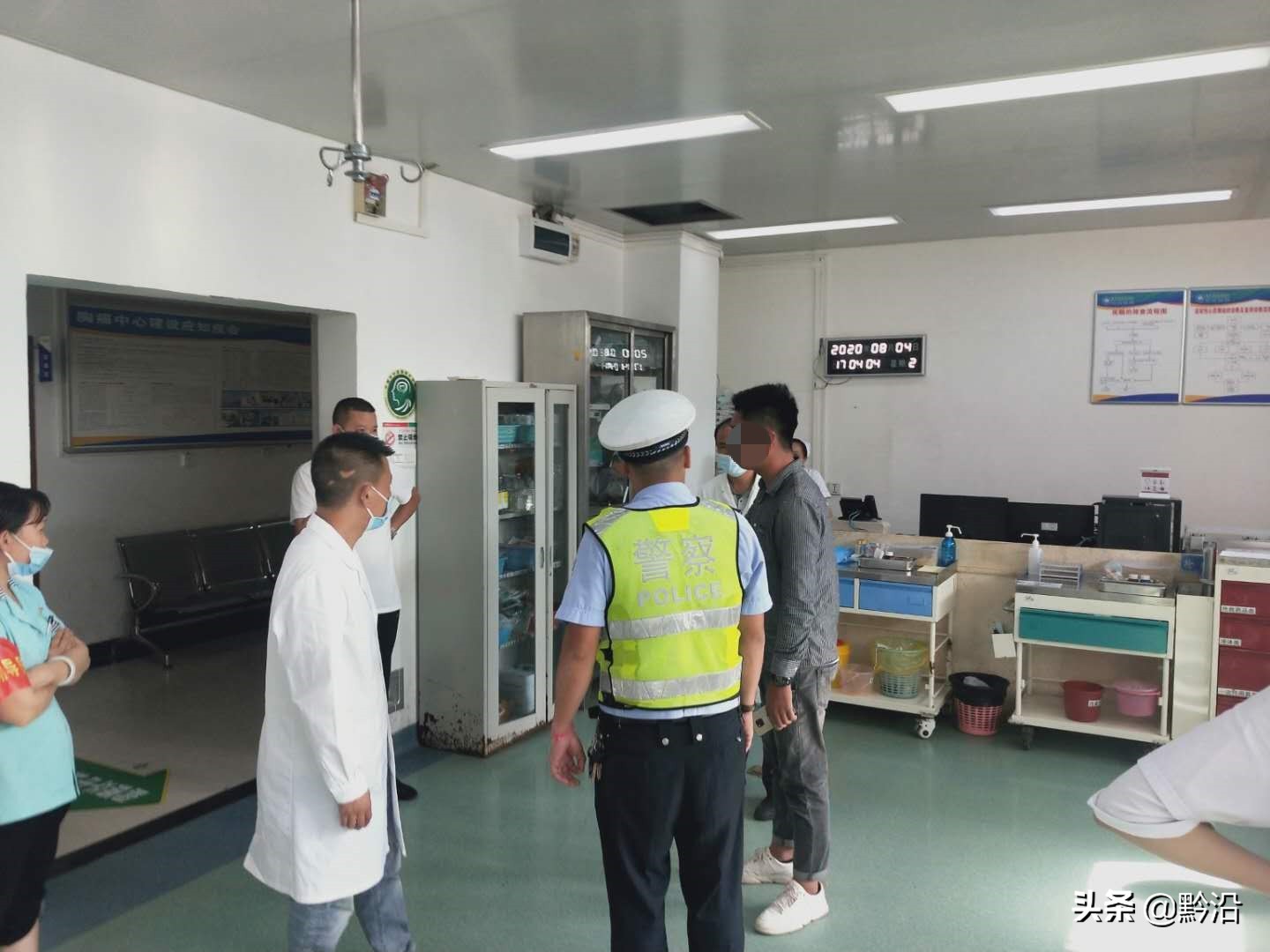 男子行车途中，一颗飞石突然弹进嘴里，卡住了喉咙