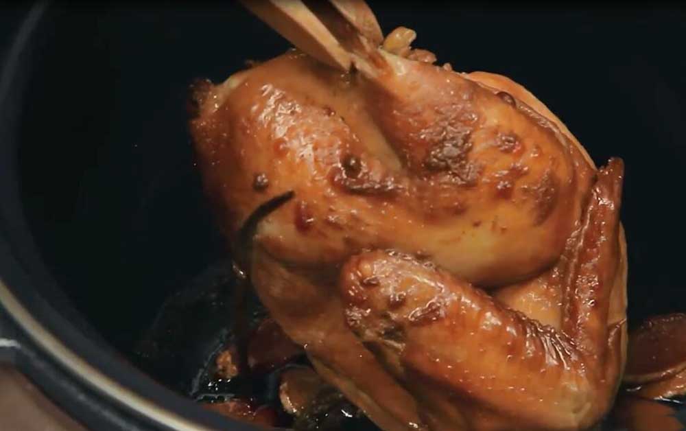 老妈把整只鸡放进电饭煲，45分钟后整只鸡端上桌，连骨头都抢光