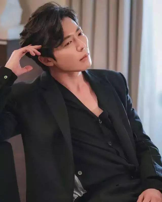 性取向惹争议！身高183的他活出洒脱人生，被称“行走的荷尔蒙”