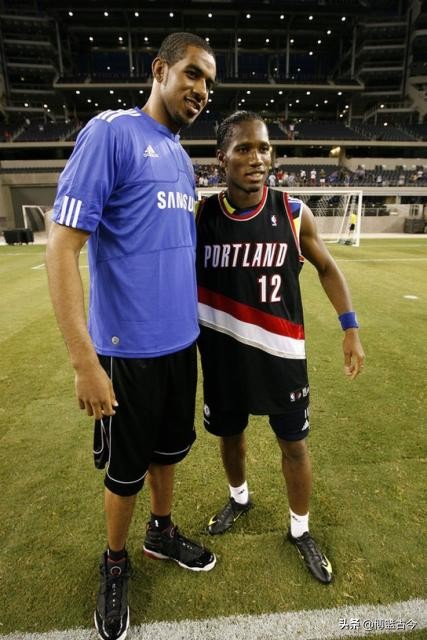 巨石强森和nba湖人队合影,巨石强森跟nba球员合影