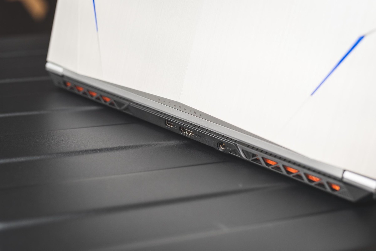 一台重量仅为1.85kg的游戏本机械师F117毒药