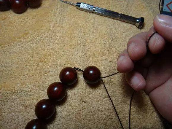 小叶紫檀单圈手串弹力绳打结方法,用弹力绳串小叶紫檀手串的教程