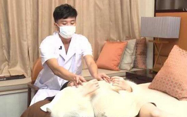 男性催乳师越来越火，年轻宝妈鼓起勇气尝试，过后感觉：吃亏