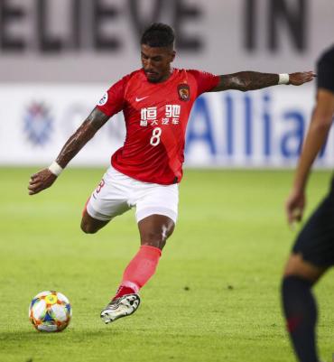 真爱粉！著名香港歌星李克勤身穿“恒驰”现身天体，支持广州恒大队