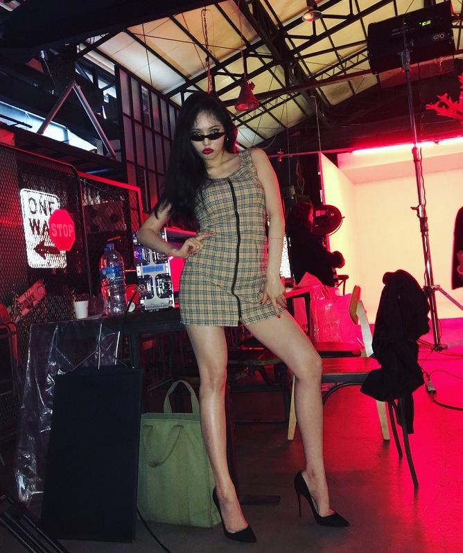 金泫雅黑黄鞋子,金泫雅最新机场同款鞋