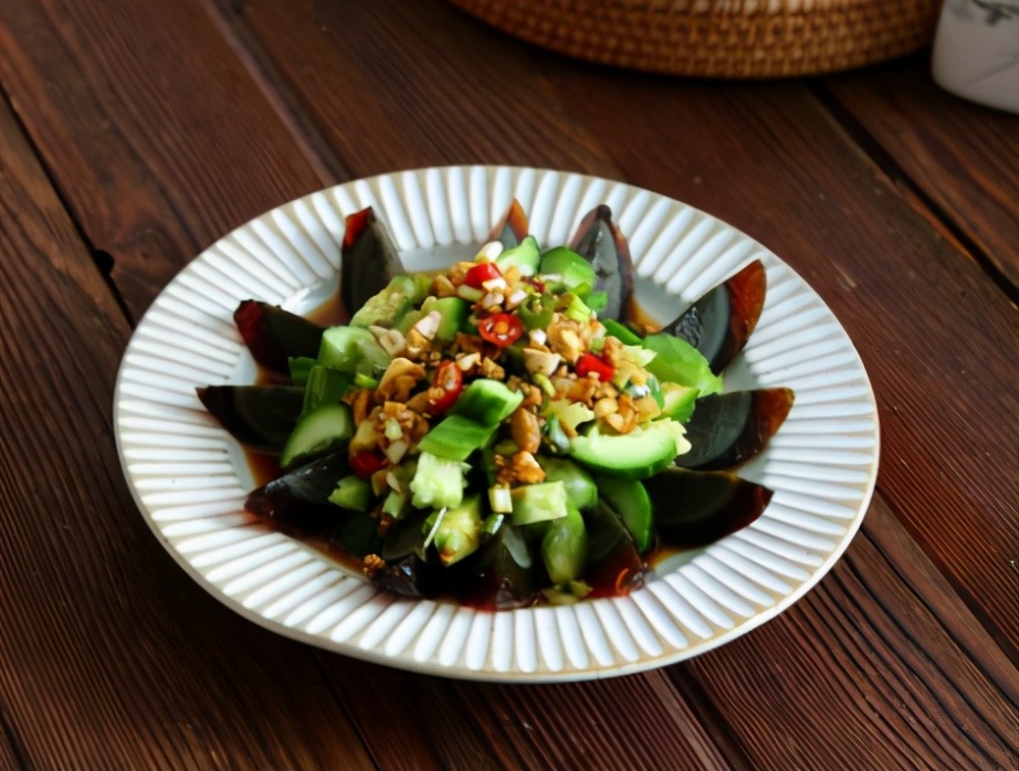 凉拌皮蛋教程皮蛋这样拌味道极好,商用皮蛋凉拌调料