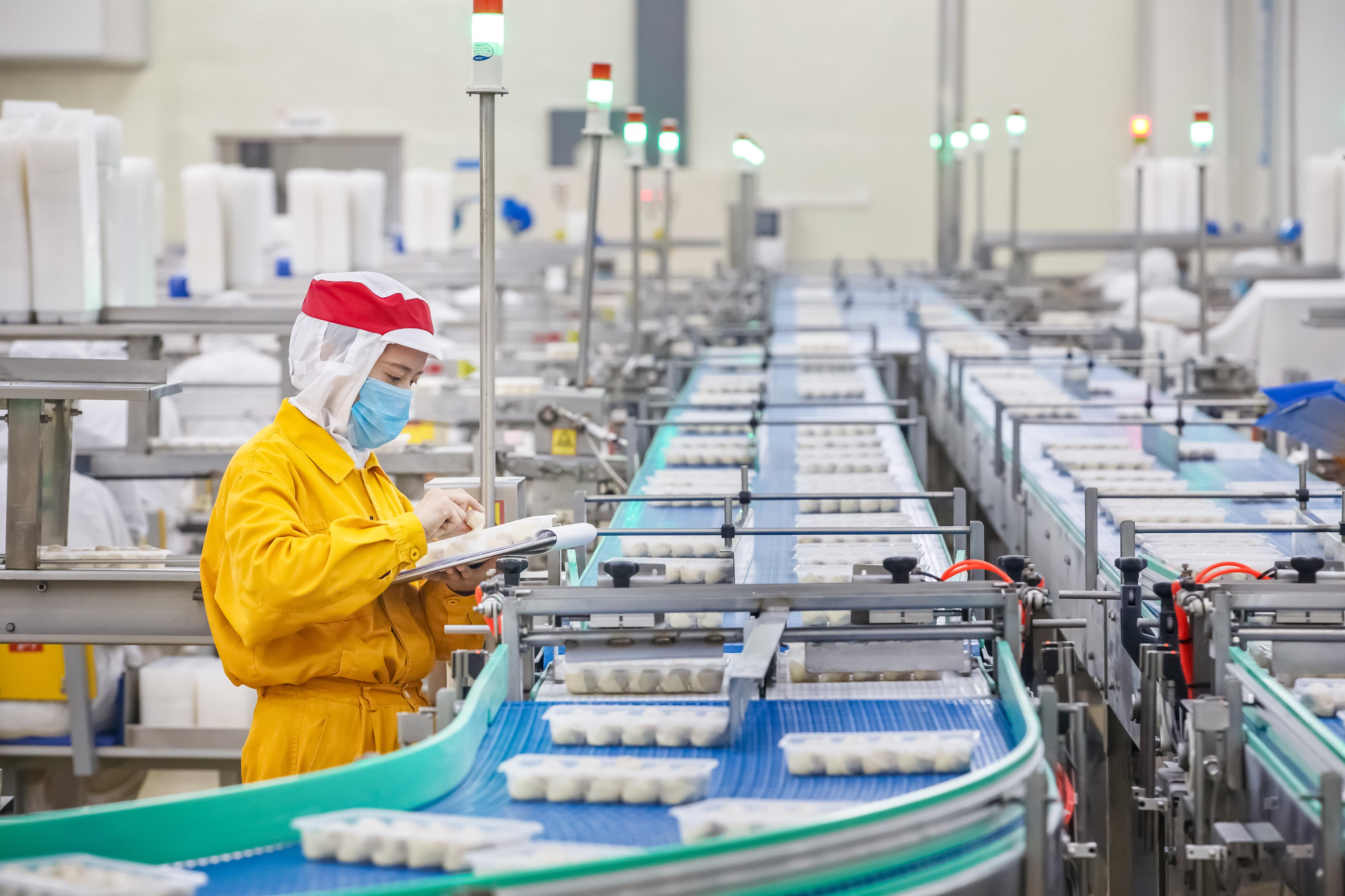 你见过生产线吗,馄饨加工拌馅机