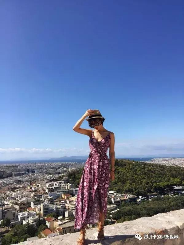 她们穿的连衣裙,她们穿的花裙子