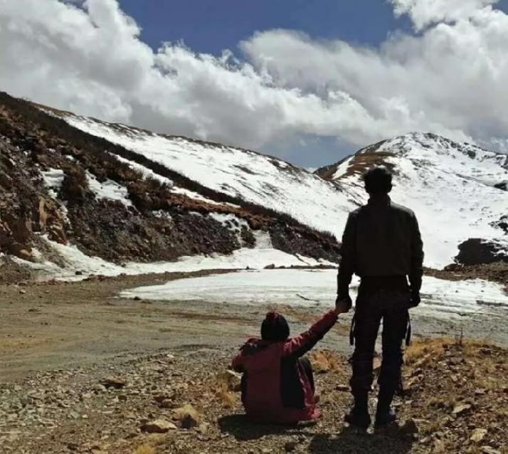 小伙身揣200带绝症女友旅游,揣着200块带着绝症女友旅行