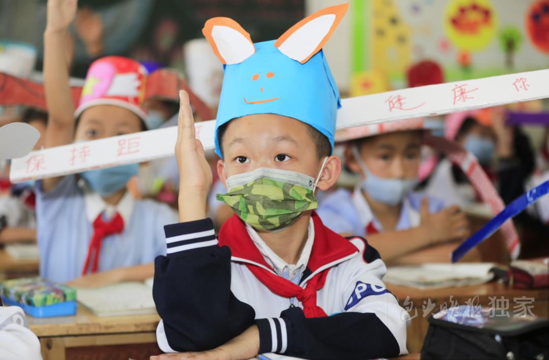 小孩上课搞笑视频笑喷了奶牛,小孩上课搞笑视频笑喷