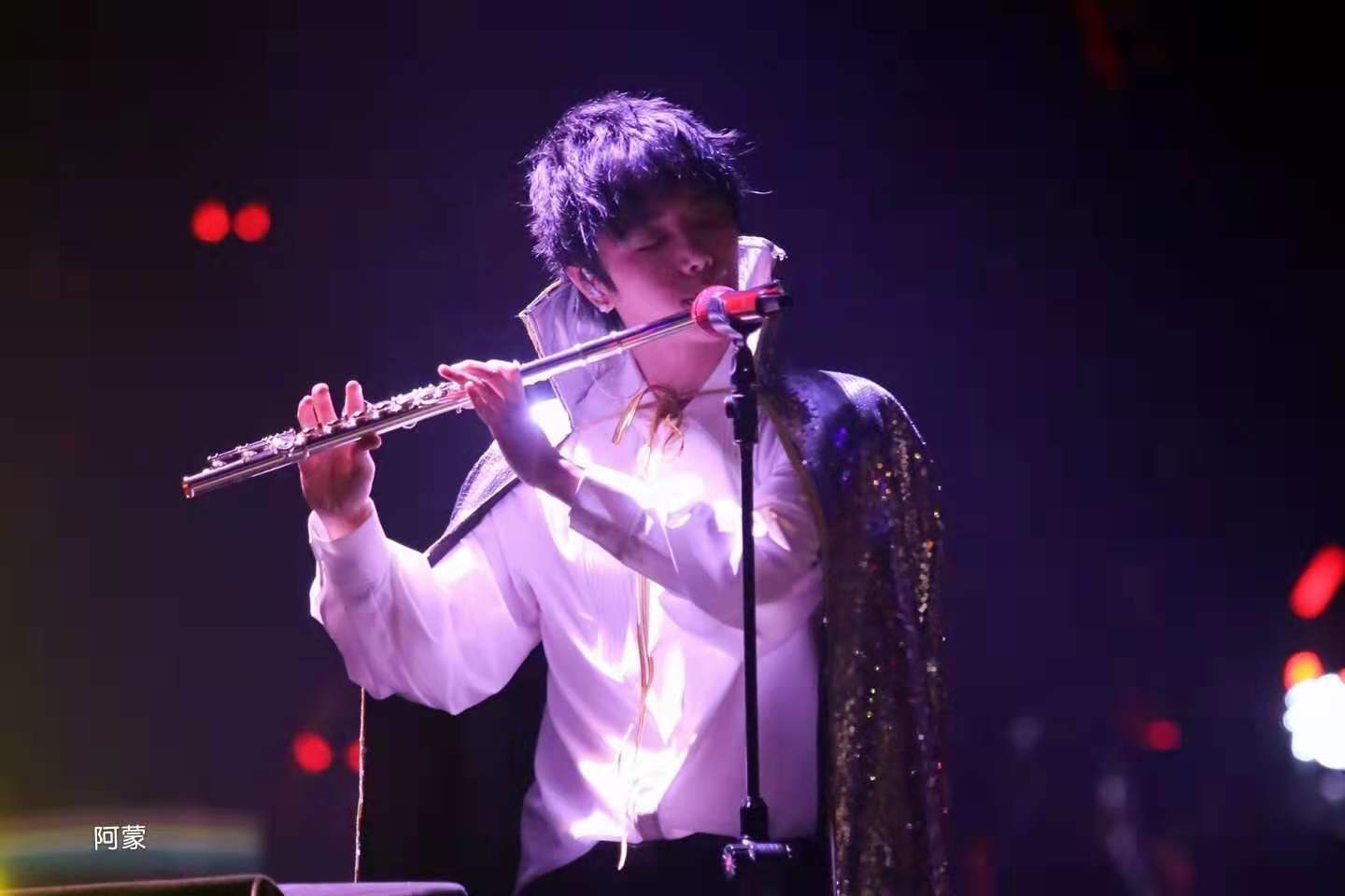 张韶涵夸华晨宇的圈内明星,华晨宇日出演唱会圈内反应