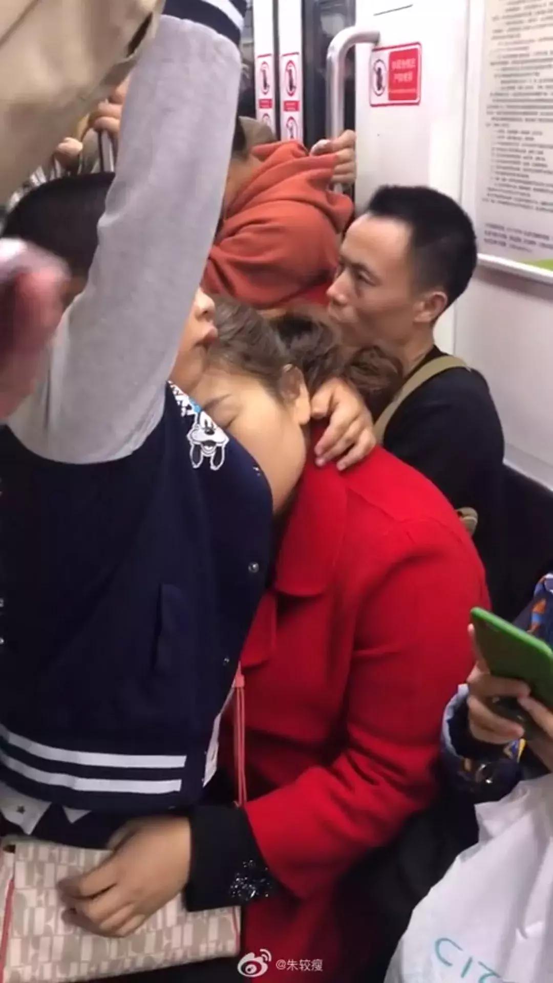 痛心两名学生抢救无效不幸身亡,大学生捅死陪读母亲原因