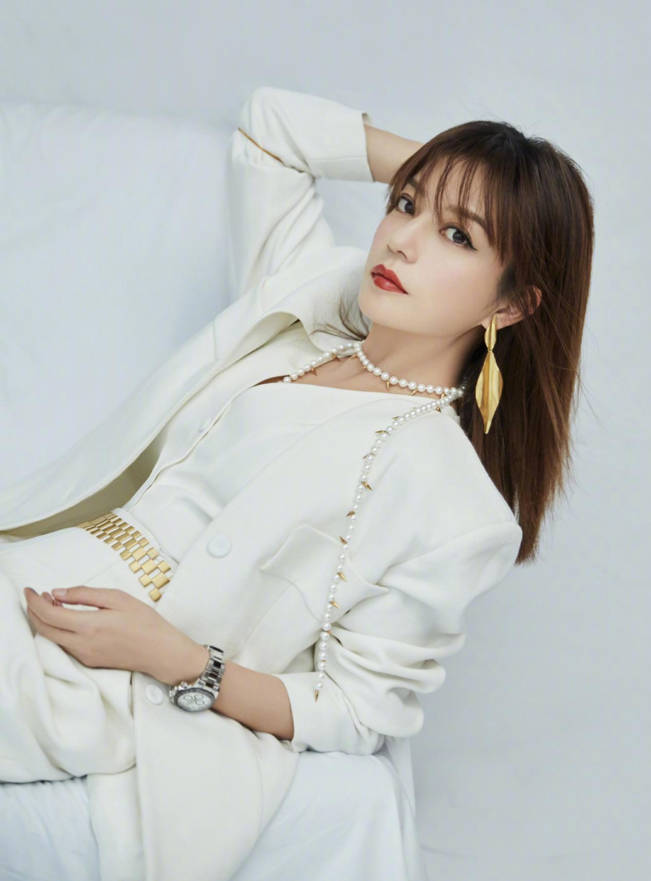 赵薇穿紫色羽绒服,赵薇宽松版衣服