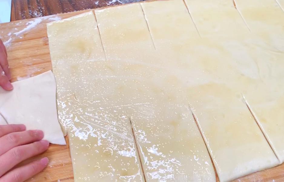 烙饼时，直接烙是大错特错，多加这一步，饼柔软起层，凉了也不硬