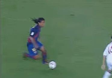 足球精灵罗纳尔迪尼奥巅峰时刻,足球巨星罗纳尔迪尼奥的高光时刻