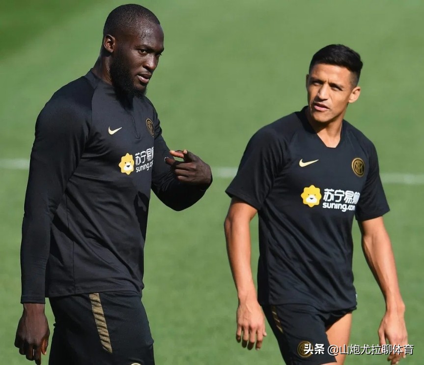 素质在哪？意甲球迷试图羞辱美女解说，后者做出手势强力回应