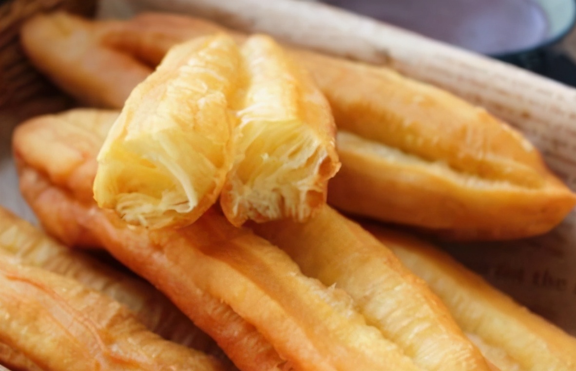 如何用泡打粉炸油条又脆又蓬松,炸油条的新方法不用酵母和泡打粉