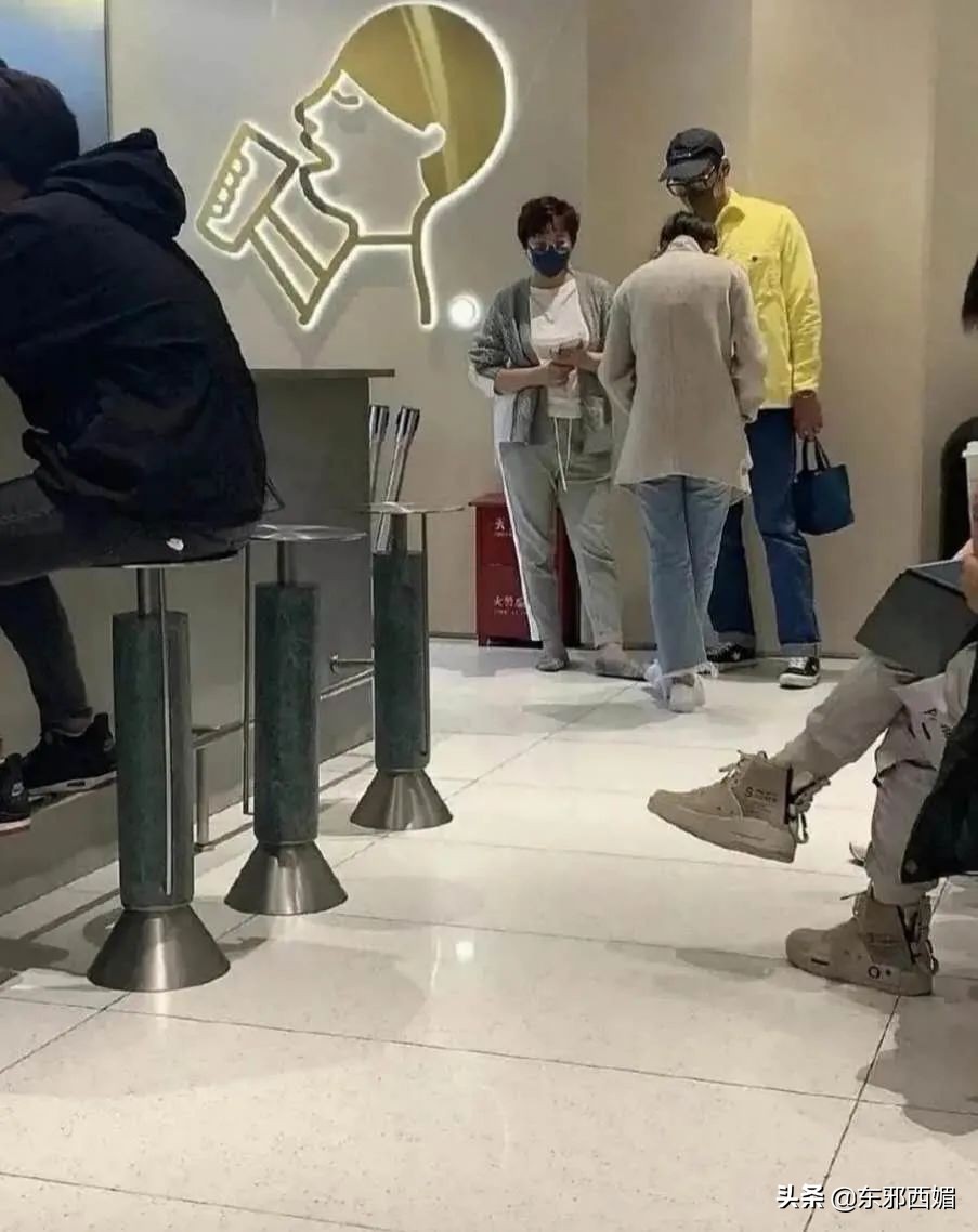 当众踹别人一脚犯法吗,当众踹人违法吗