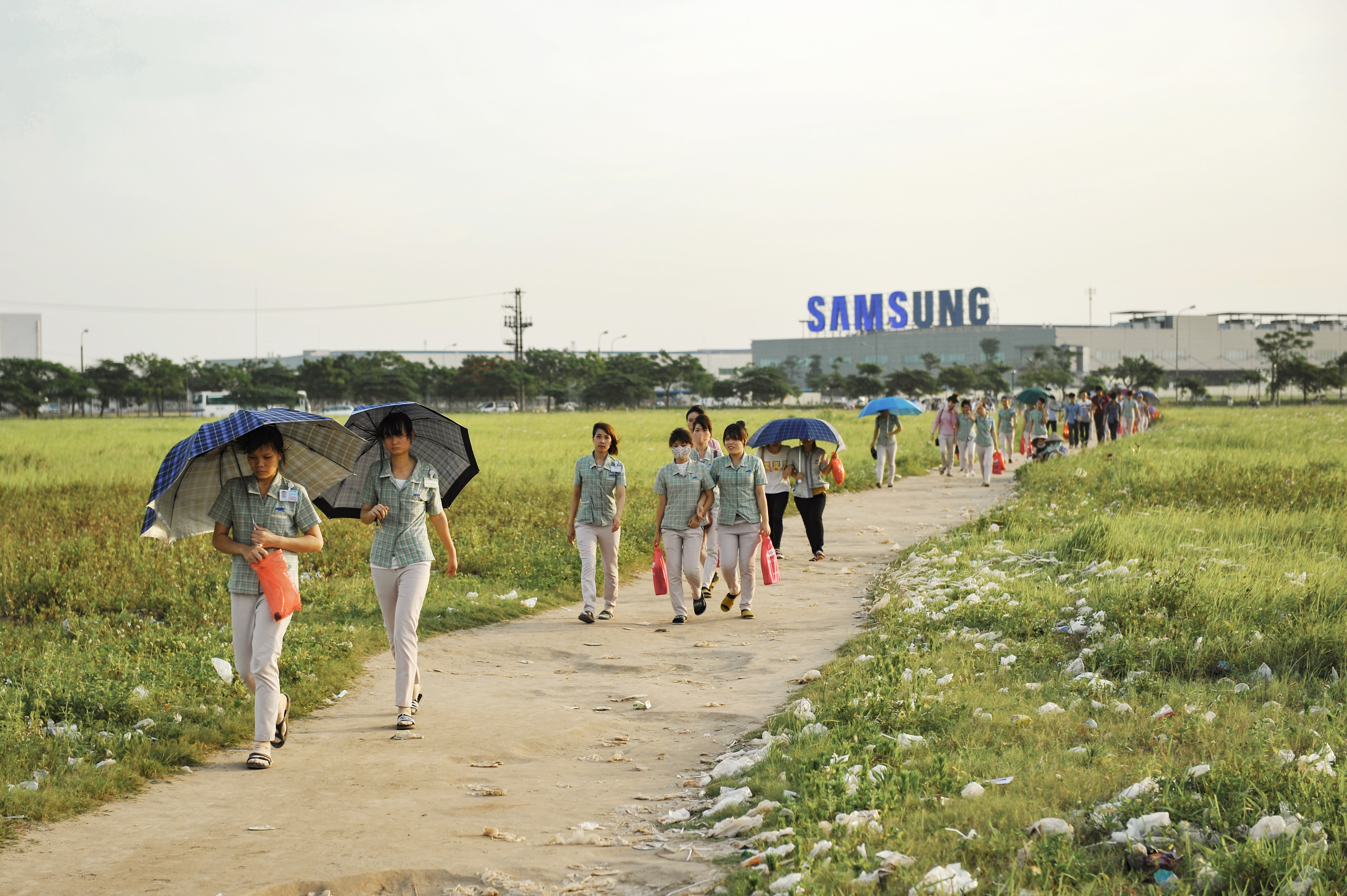 越南女工能挣多少钱？月入600万-1000万越南盾，幸福感强，工资涨100人民币都很开心，爱去KTV