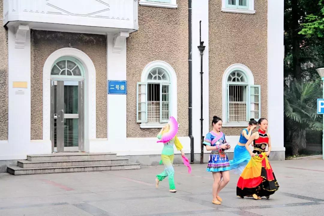 武昌这所低调的大学坐拥一线江景，教学楼窗外就是黄鹤楼