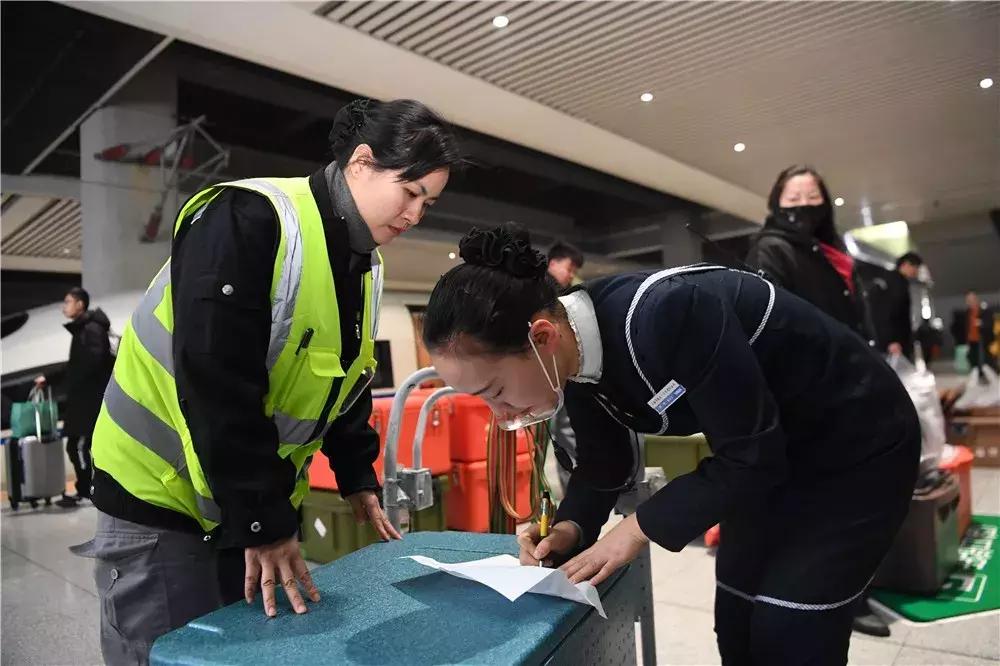 2019春运镜头：与“高铁”赛跑的外卖员（图）