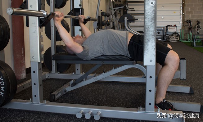 卧推力量上不去？药球仰卧胸推爆发力训练：帮你快速进阶提升力量