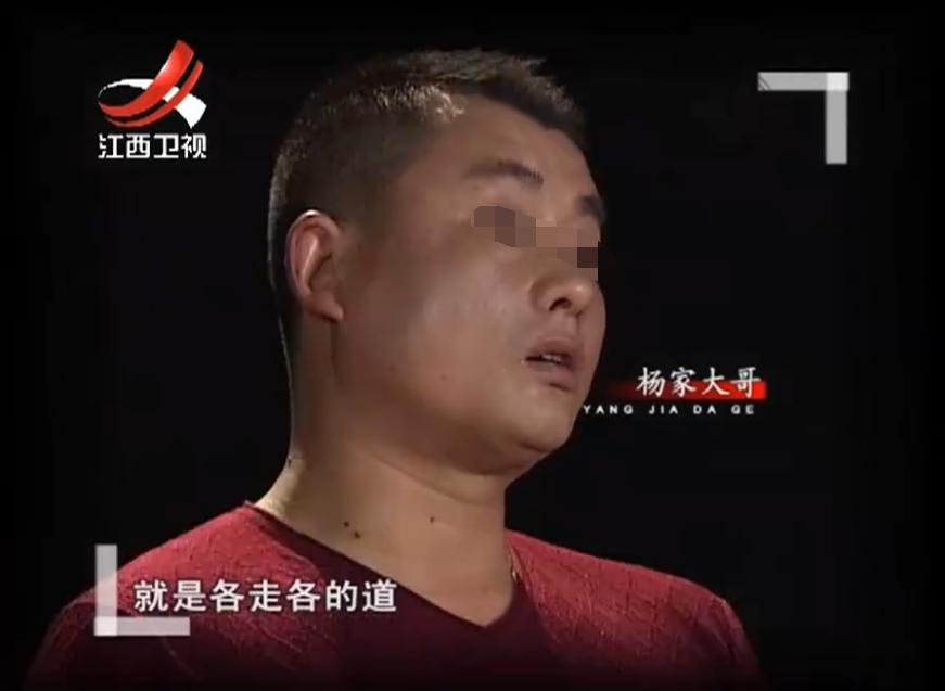 侄儿身为晚辈，竟脱下鞋子打老人，老二气道：都是大哥教坏了
