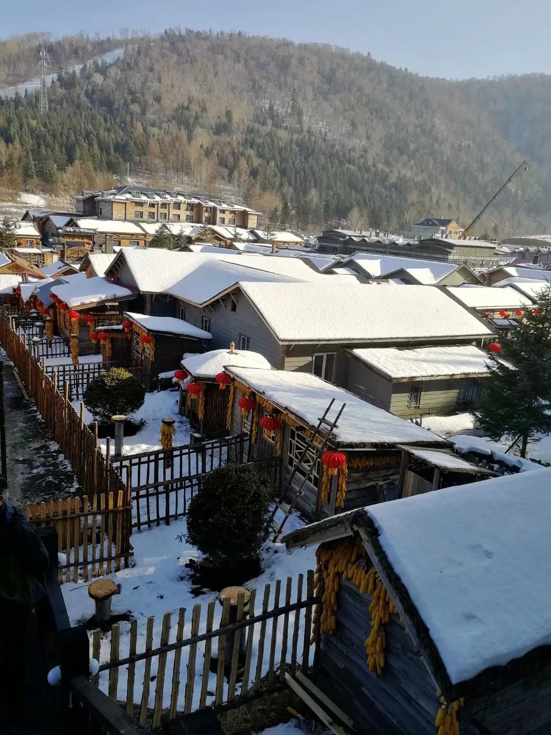 小小双峰冷凝紫气，壮美山河雪掩行踪