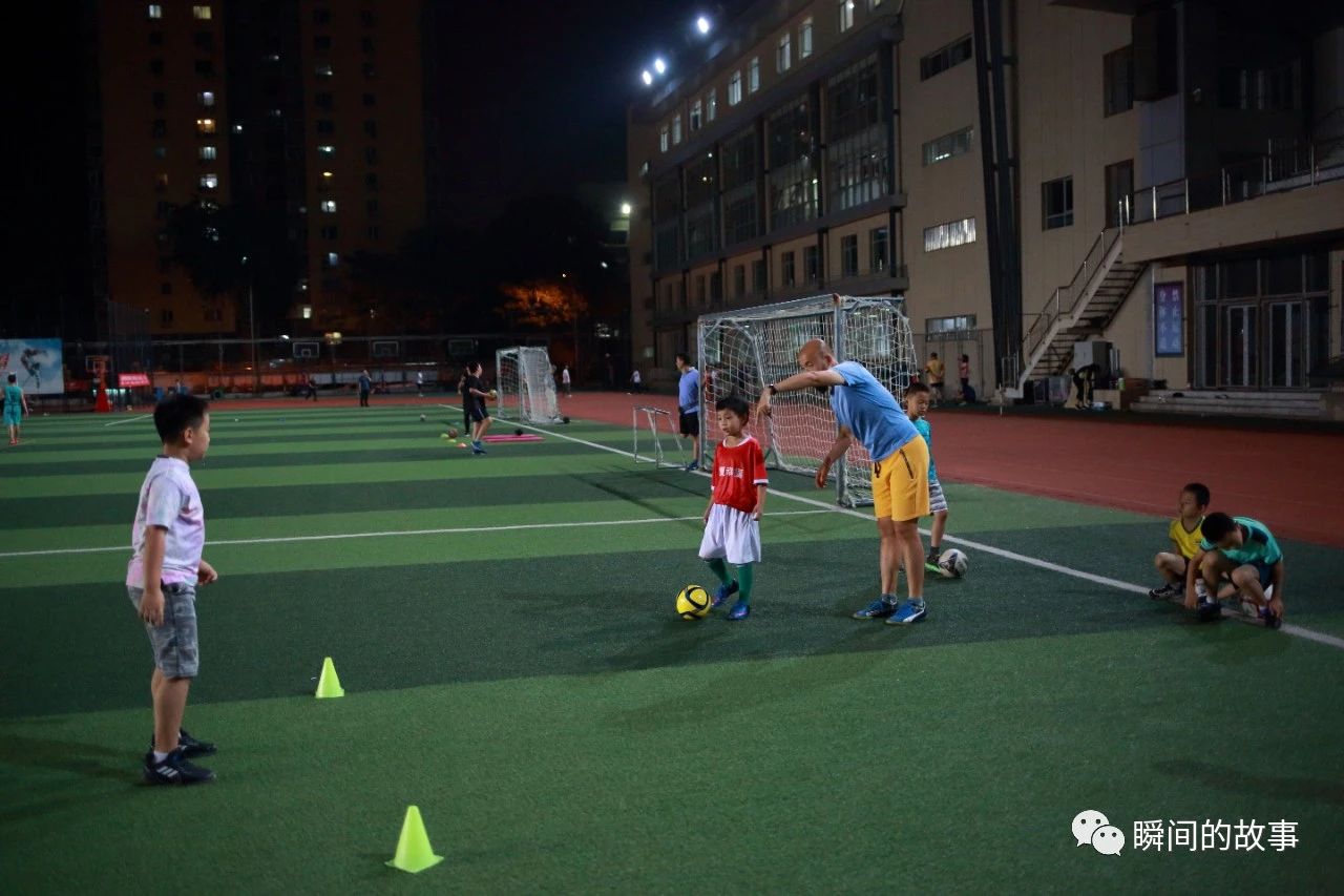 少年足球雨中训练,加油吧少年足球训练