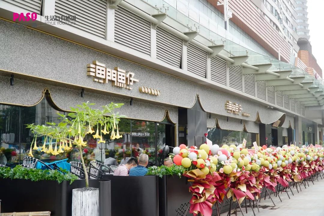 国庆单日客流量超38万，广州百信广场“热血”15年迎来消费新时代