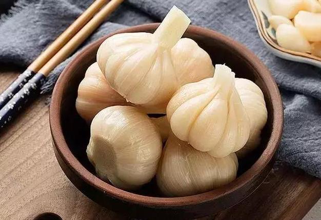 自己在家腌糖醋蒜还用哪种醋好,自己腌糖蒜太咸了应该放点什么