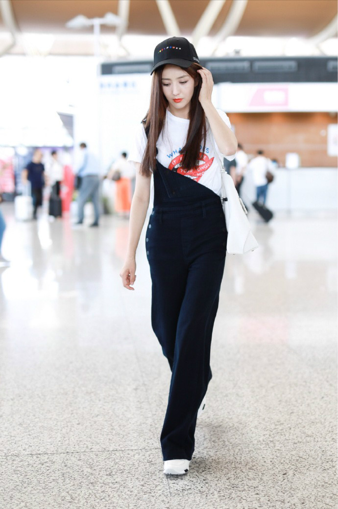 另一种蓝宋茜穿搭背带裤,背带裤一字领穿搭