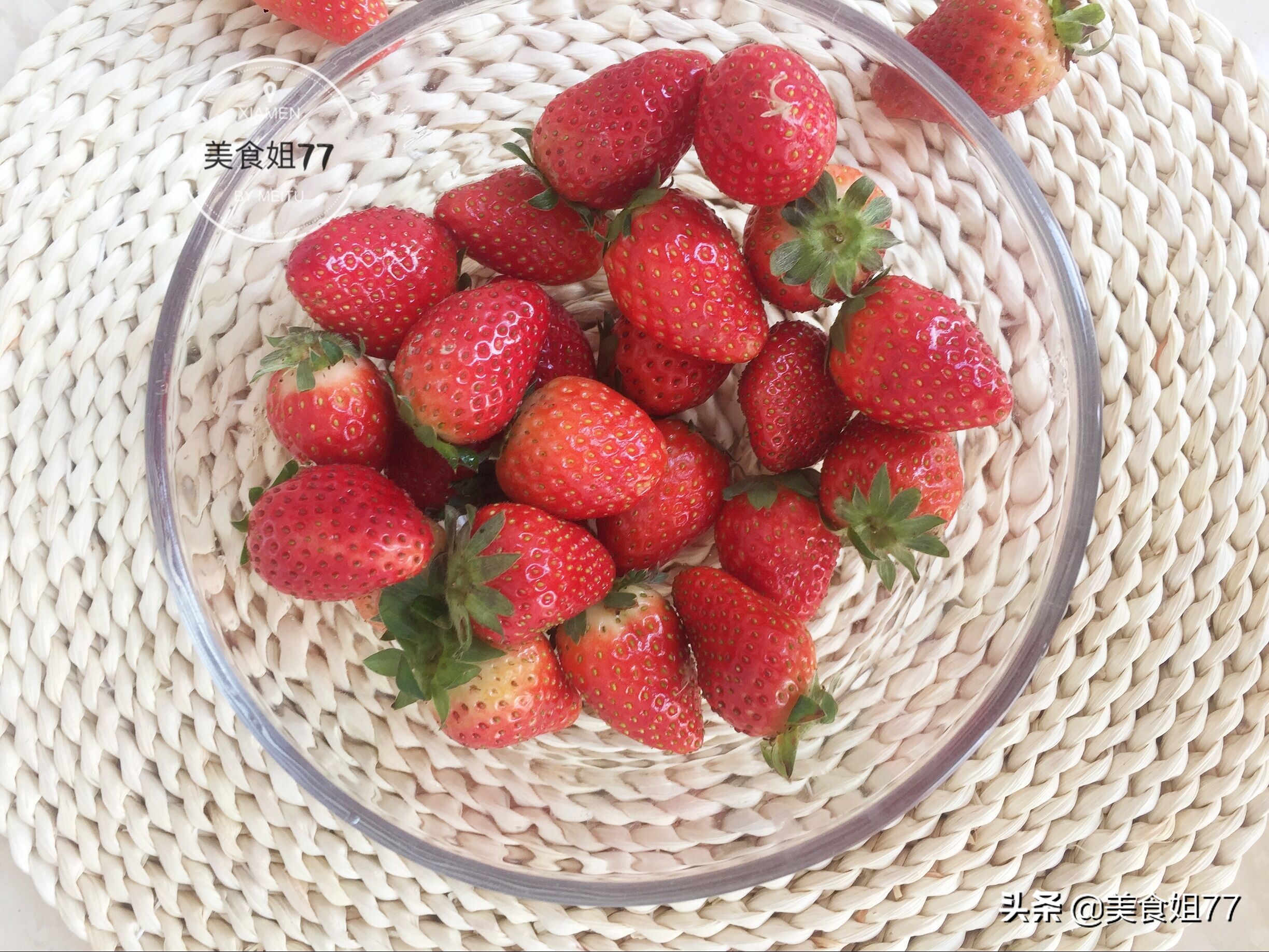 草莓怎么洗里面的脏东西才能出来,清洗草莓时只用盐和清水洗