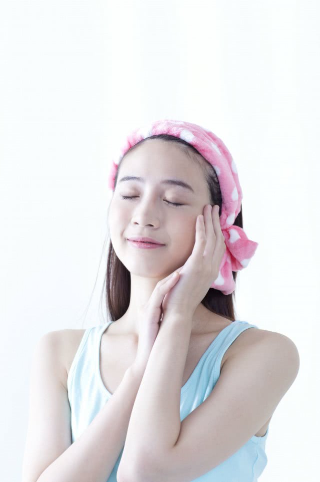 如何去黑头收缩毛孔最简单小方法,阿达帕林凝胶可以去黑头缩毛孔吗