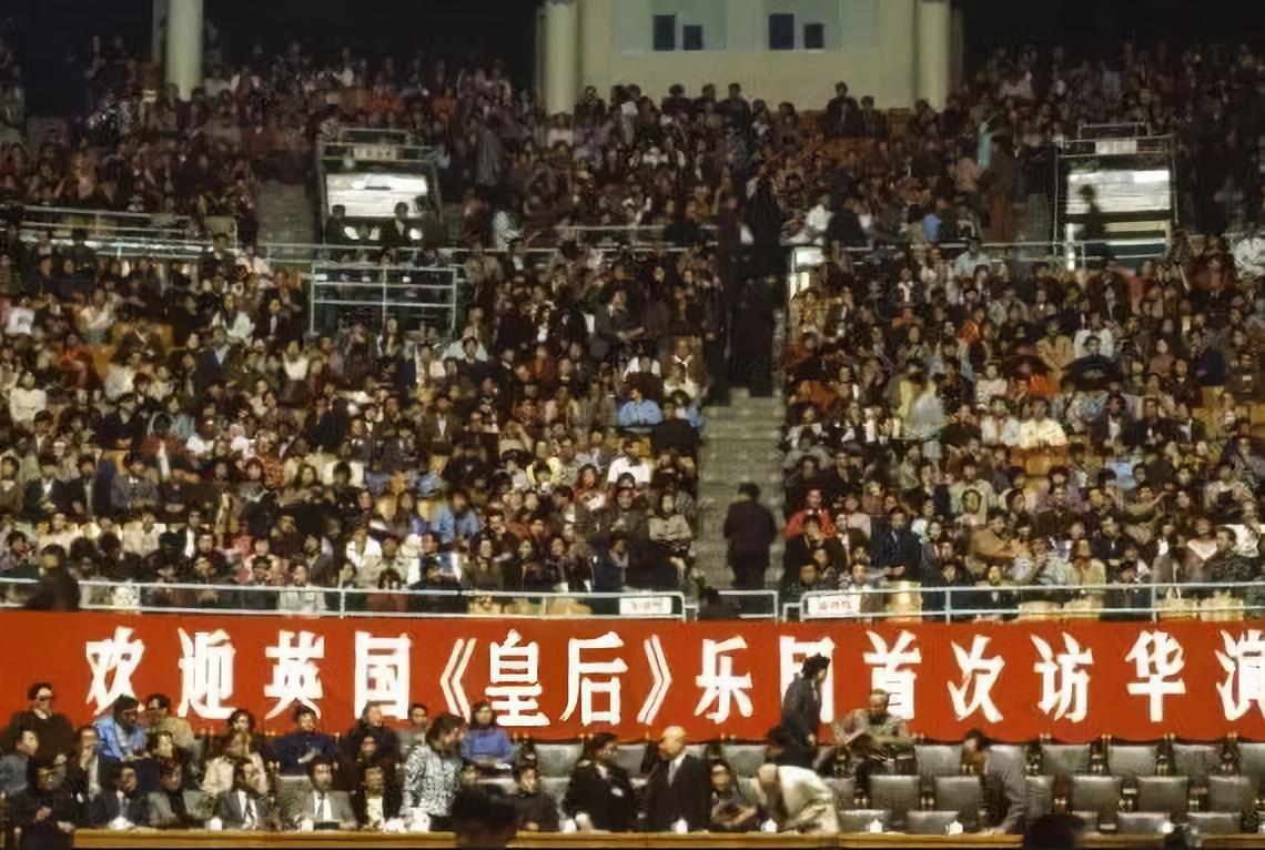 窦唯18岁,窦唯年轻时在香港演唱会吹笛子