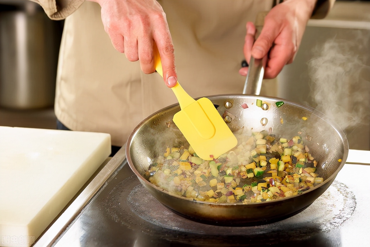 油烟机不吸烟是该洗了吗,油烟机刚开始不吸烟开一会就吸烟