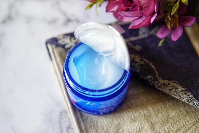 夏季面霜保湿不油腻退红不拔干,夏天清爽不油腻的面霜有哪些