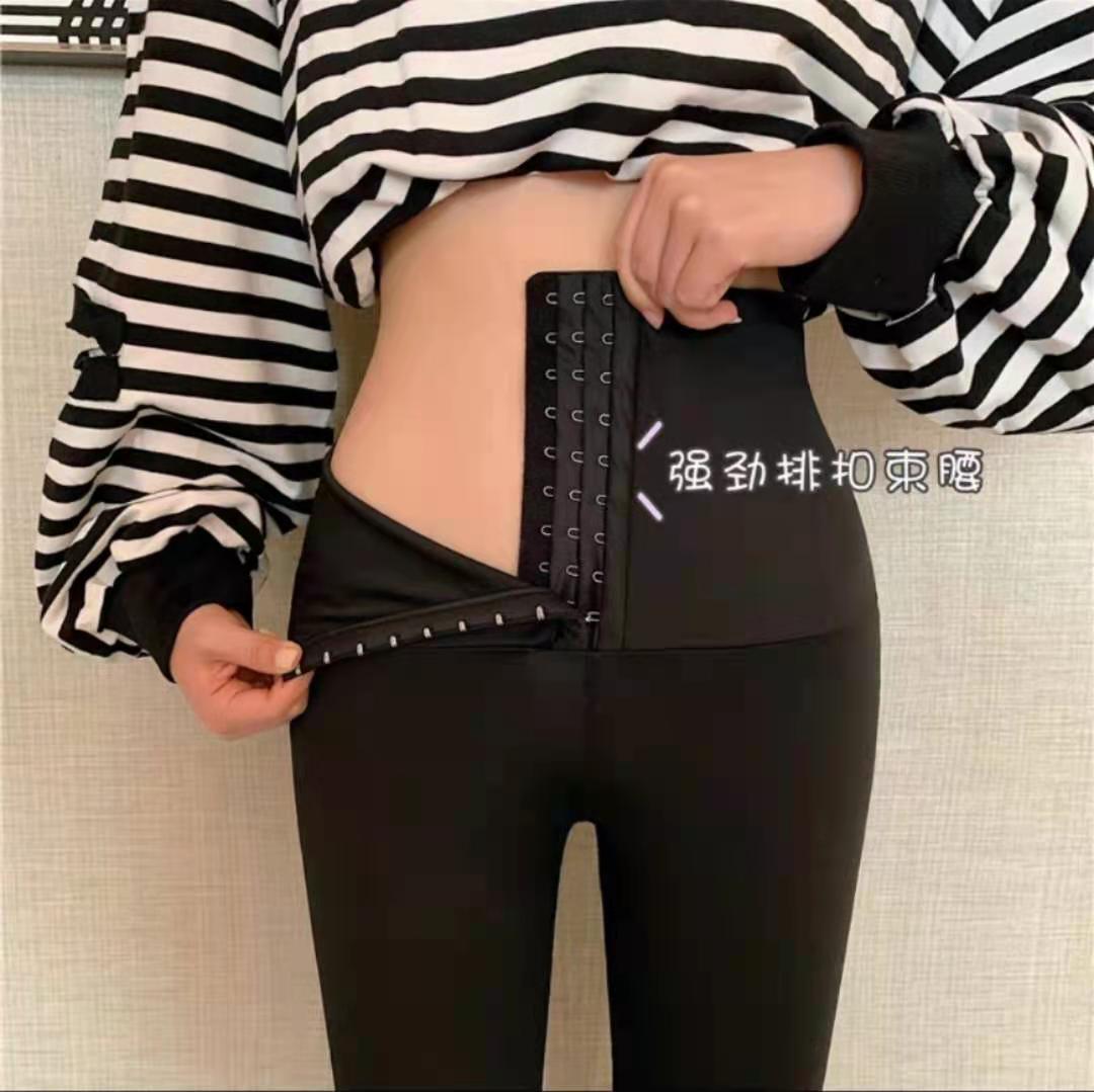 长款羽绒服搭配鲨鱼裤好看吗,香槟色羽绒服搭配灰色鲨鱼裤