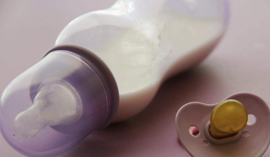 一个多月宝宝屁多哭闹怎么回事,宝宝屁多但是不哭闹