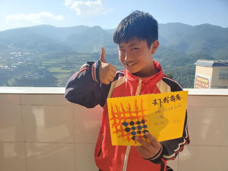 通宵为云南孩童手绘贺卡唐可云老师让黑白围棋炫彩起来