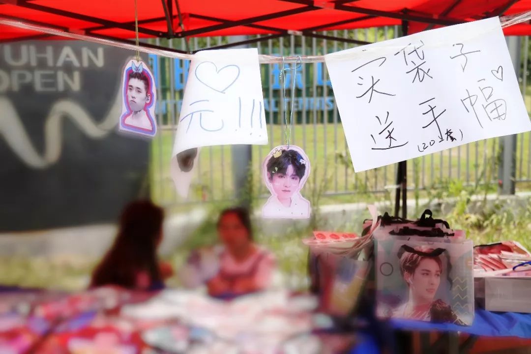 追星也要好好学习生活赚钱,追星就一定要投入很多钱吗