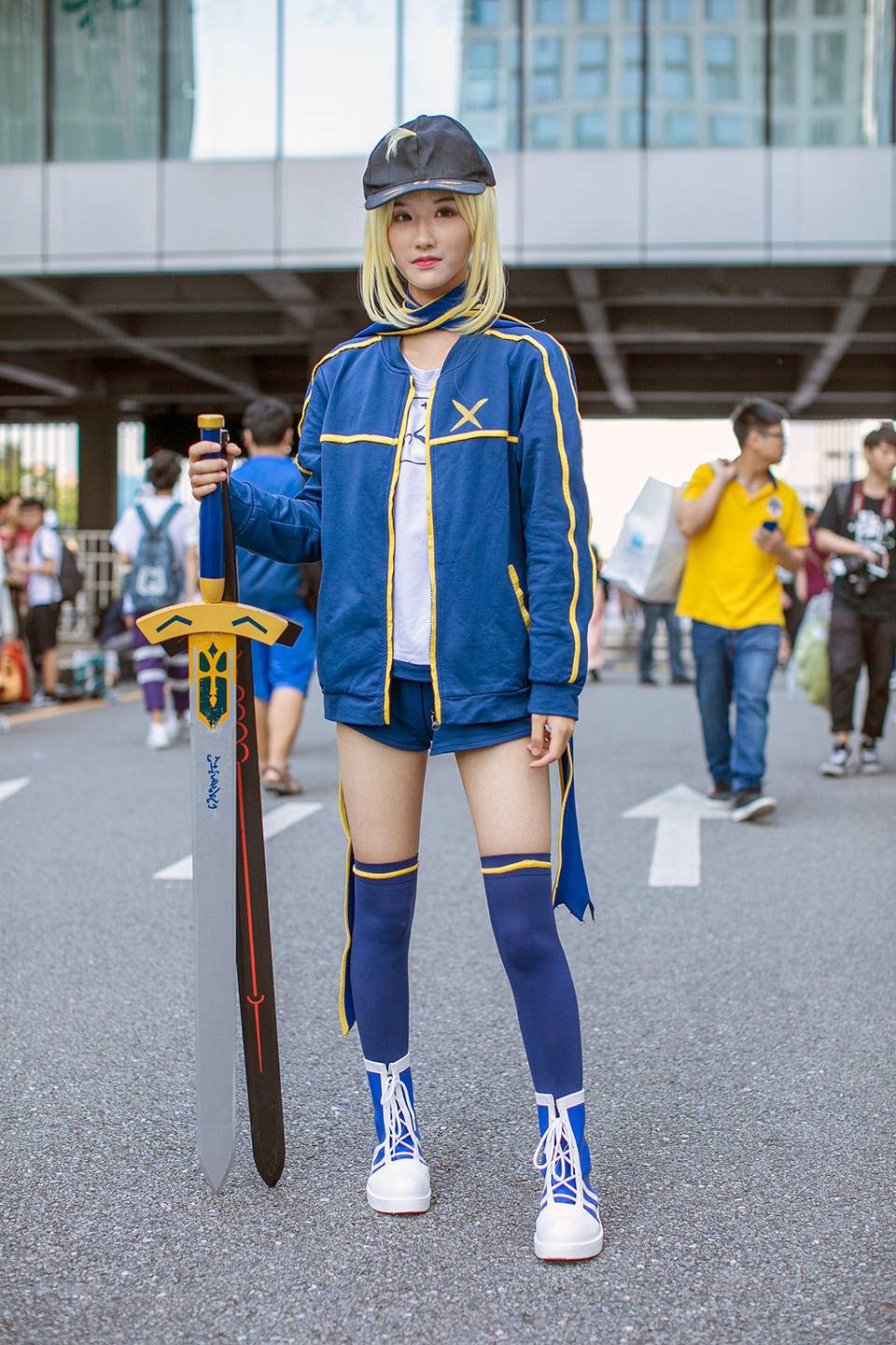 街头二次元时尚穿搭，萝莉塔裙依然大受欢迎，迷彩工装裤格外飒美