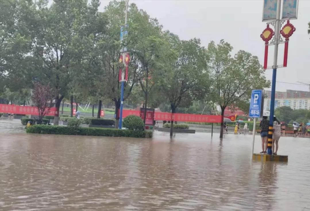 暴雨来袭，方城公安冲在一线