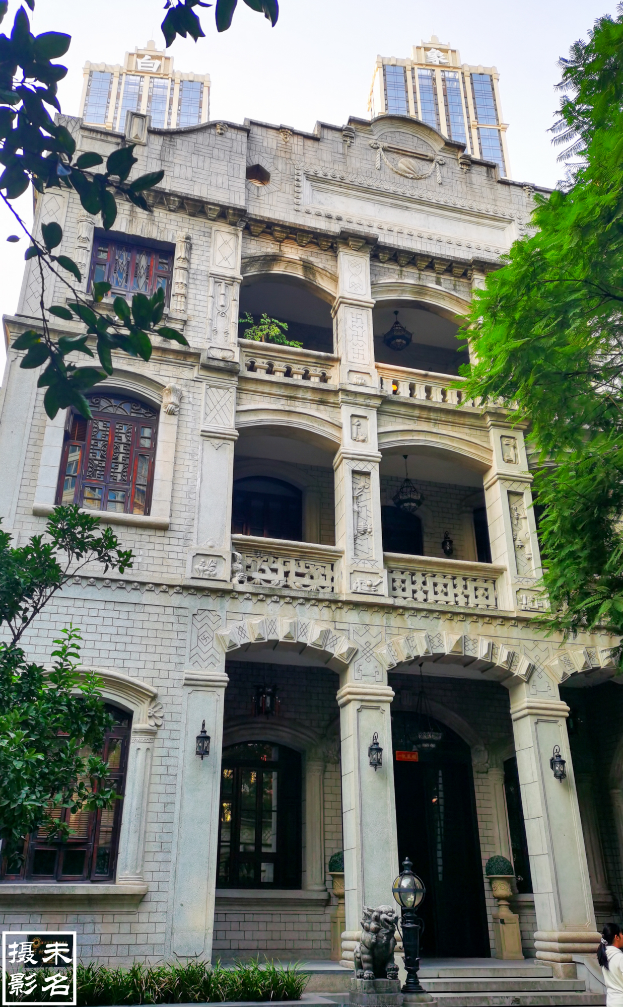 逛历史街区白象街，搭重庆最古老的电梯，游山城最繁华的美食夜市