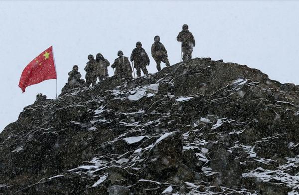 中国军人用血肉之躯肆虐洪水,00后解放军官兵抗震救灾