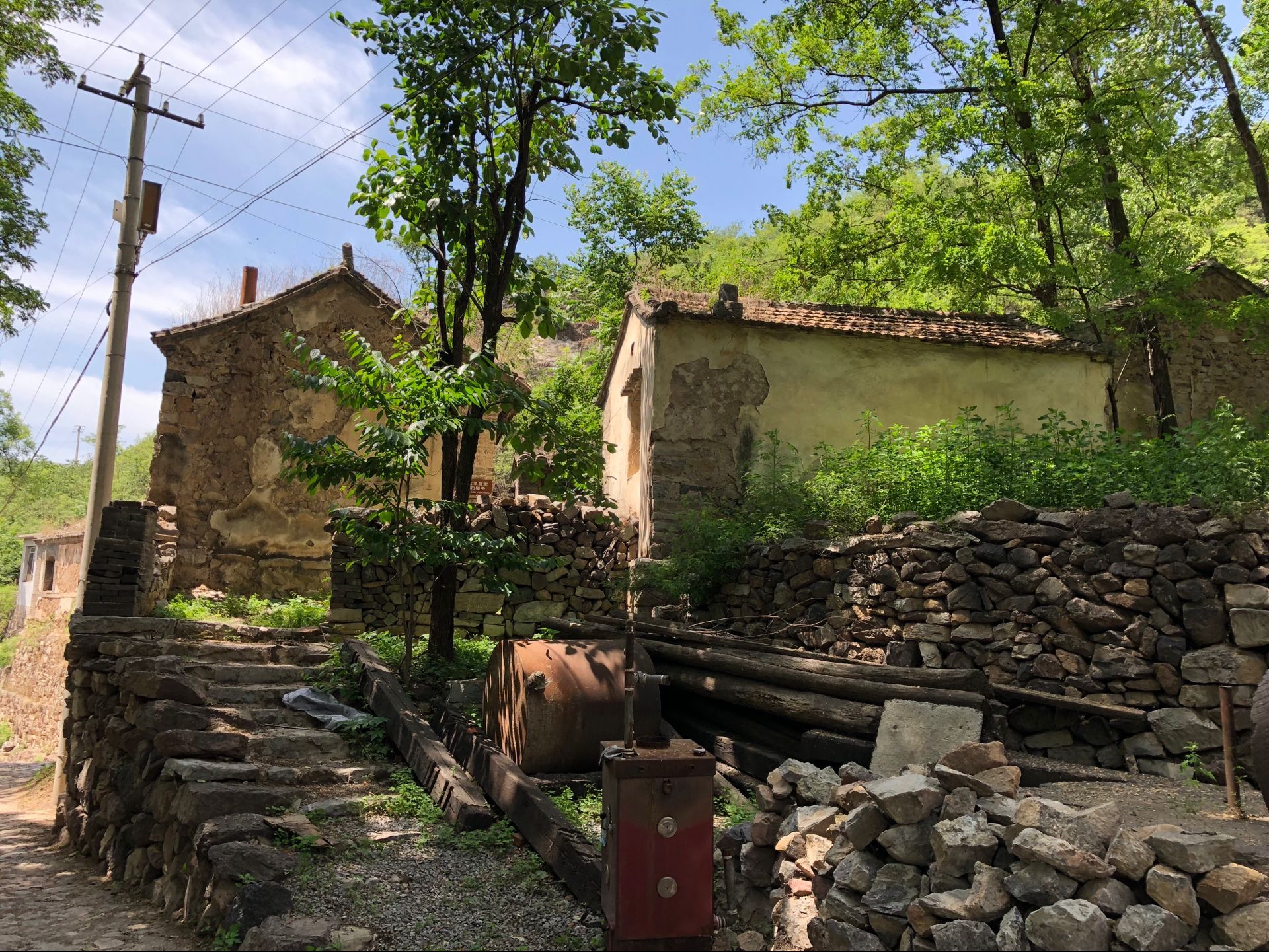 城里人在农村买地基修房子合法吗,城市人买农村房屋确权怎么办